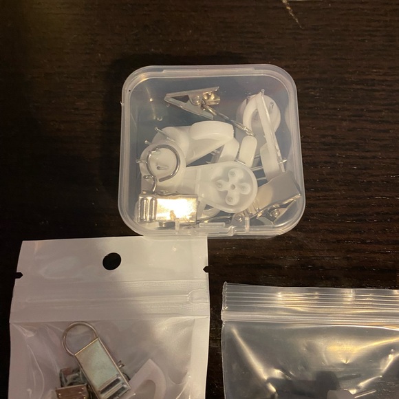 Tapestry/wall hanging hooks and clips - Picture 2 of 4